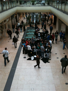 iPad 2 Launch im AEZ, Stand 14 Uhr.