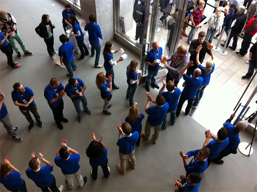 Eingang des neuen Apple Stores