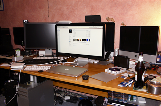 Chaos-Schreibtisch nach Lieferung Thunderbolt Display